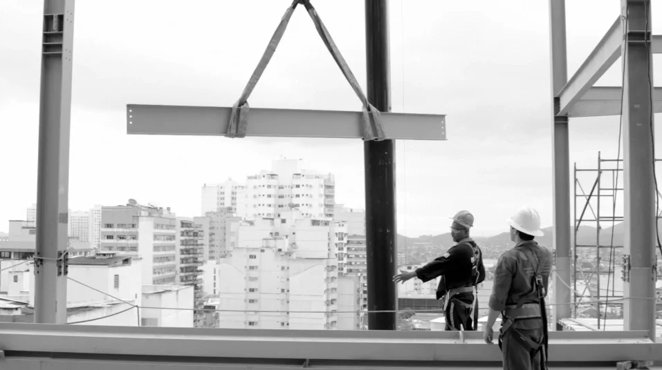 Equipe realizando montagem de estrutura metálica