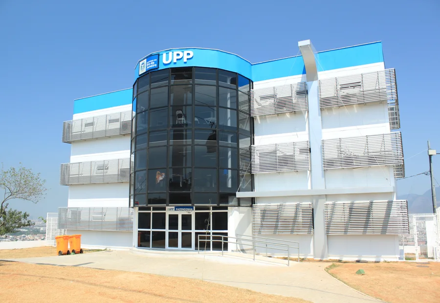 Prédio comercial com estrutura metálica
